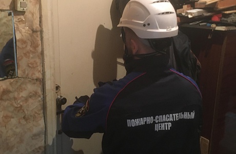 Спасатели обеспечили медикам доступ в квартиру Спасатели обеспечили медикам доступ в квартиру
